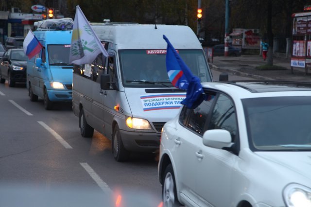 В Ростове-на-Дону стартовал автопробег "За Родину, за Путина" в поддержку Путина и родовых поместий