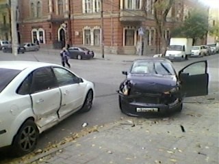В самом центре Ростова водитель в полицейской форме врезался в Ford